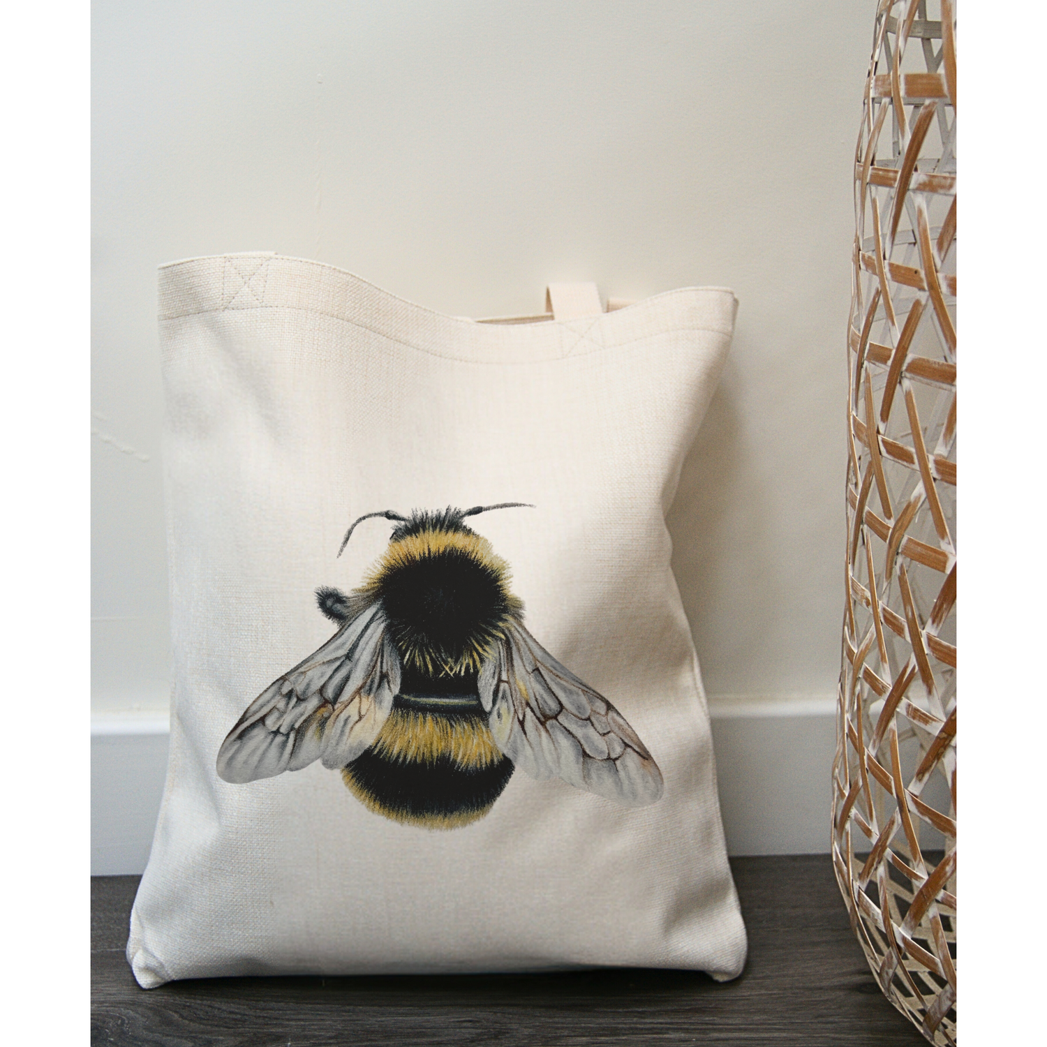 Eco-friendly Bumble Bee Shopping Bag crafted from linen with a realistic bee print. Stylish and sustainable tote for shopping or everyday use.