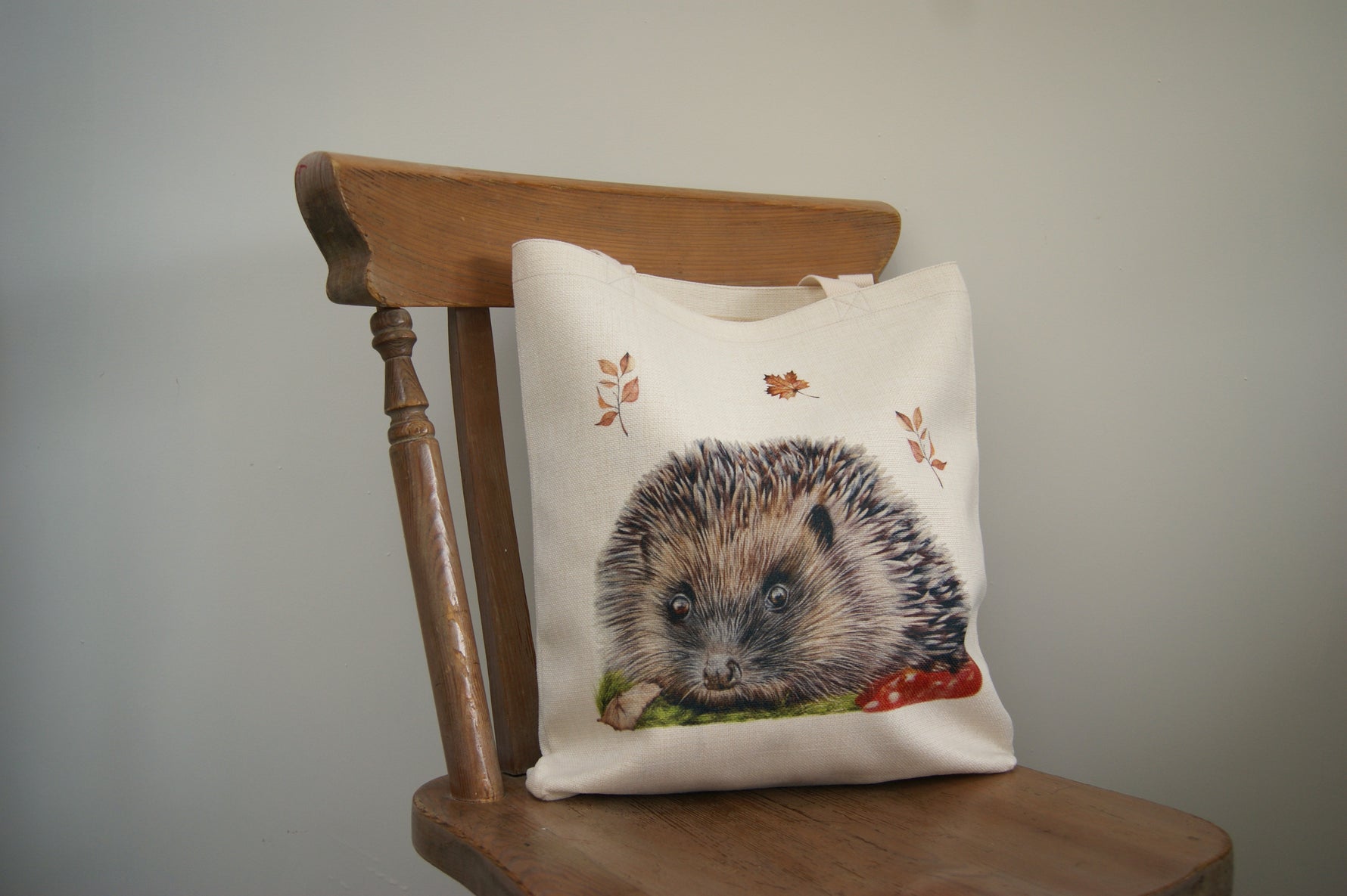 Eco-friendly hedgehog tote bag with autumn leaf design, made from linen. Reusable shopping bag ideal for women and nature lovers.